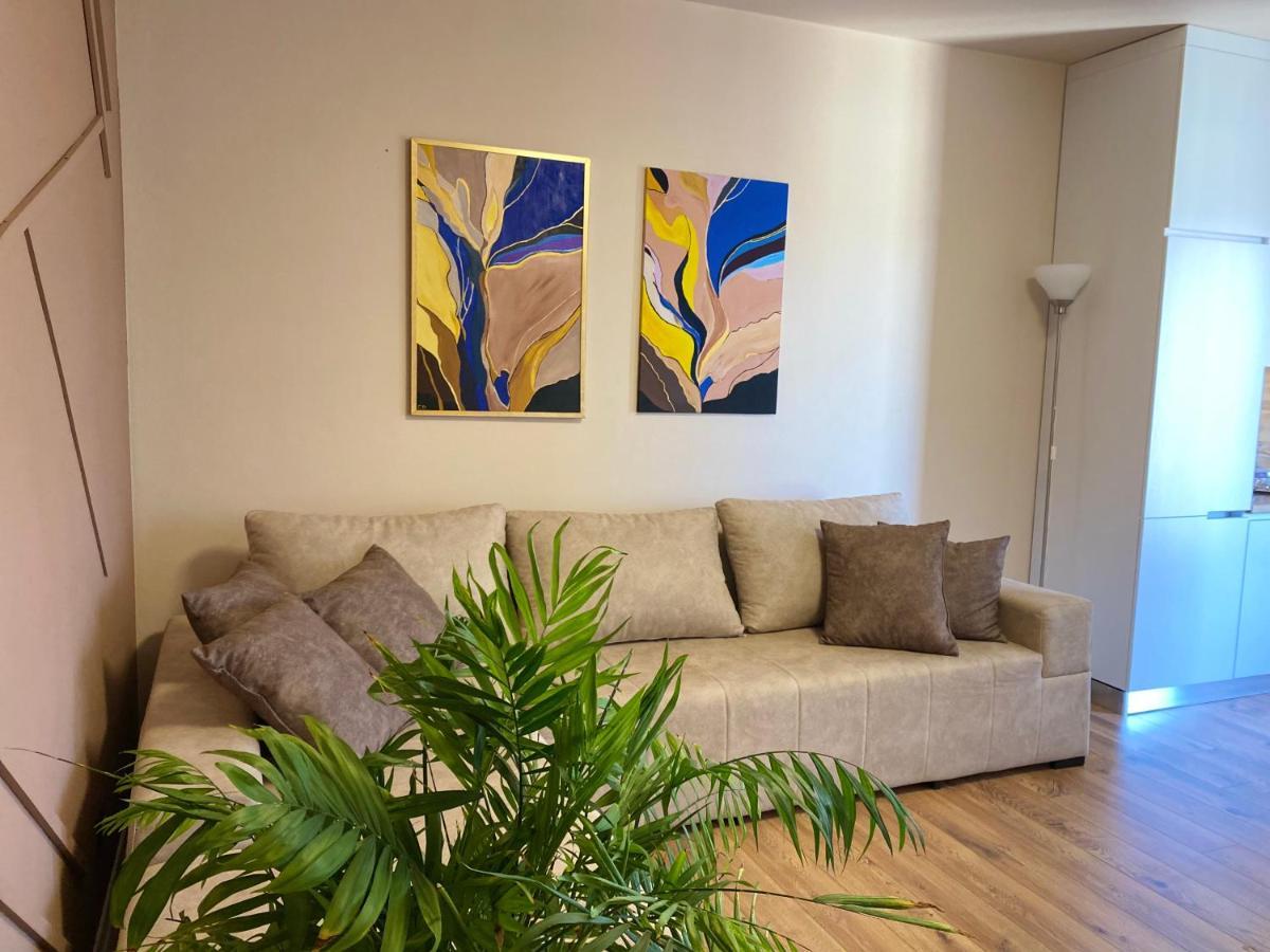 Nemis Apartments In The Centre Of Tirana Four Free Parking 外观 照片