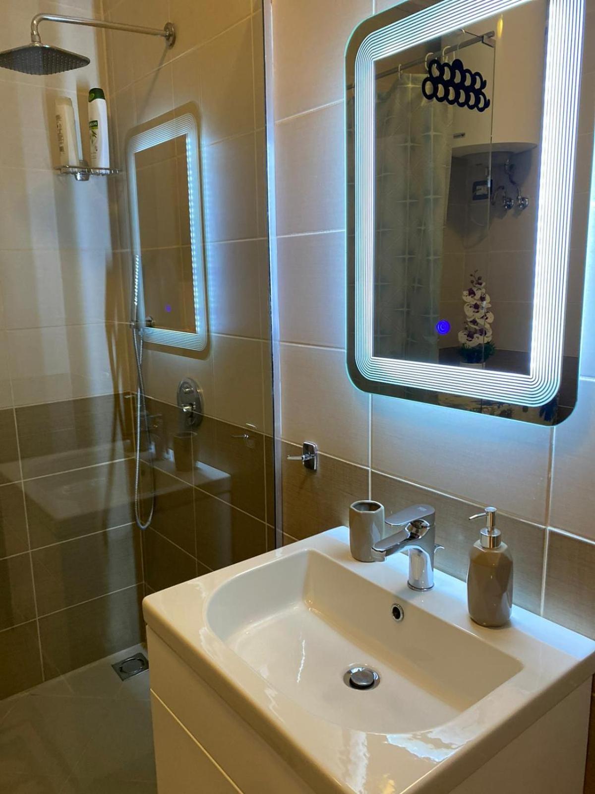 Nemis Apartments In The Centre Of Tirana Four Free Parking 外观 照片