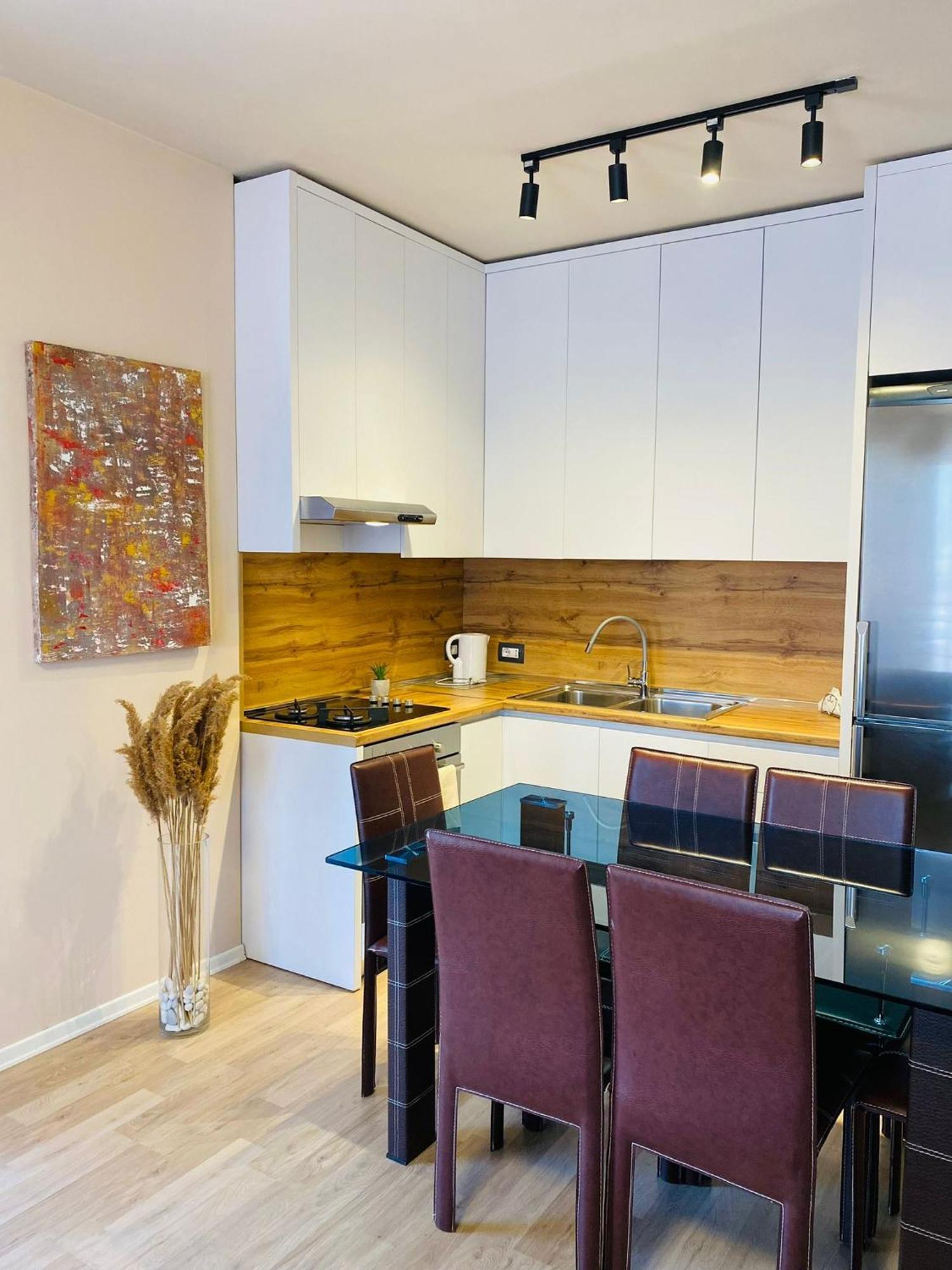 Nemis Apartments In The Centre Of Tirana Four Free Parking 外观 照片