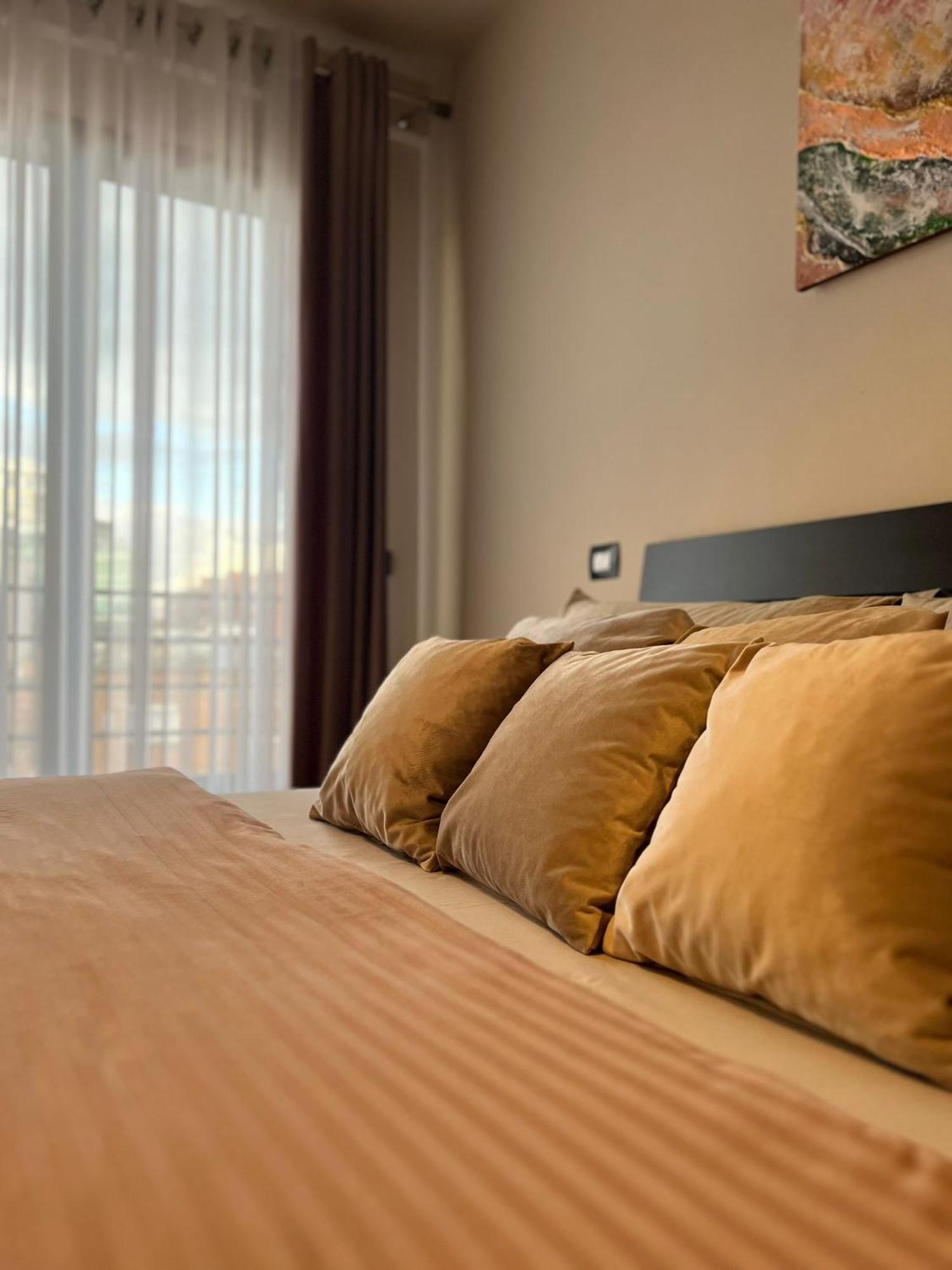 Nemis Apartments In The Centre Of Tirana Four Free Parking 外观 照片
