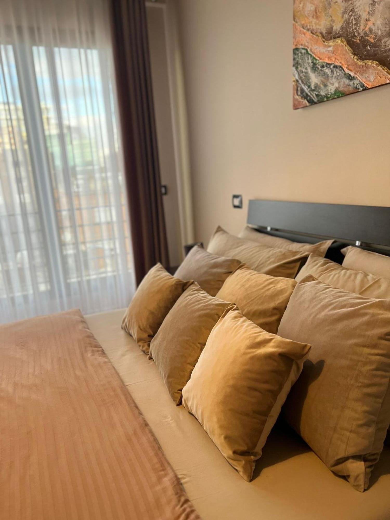 Nemis Apartments In The Centre Of Tirana Four Free Parking 外观 照片